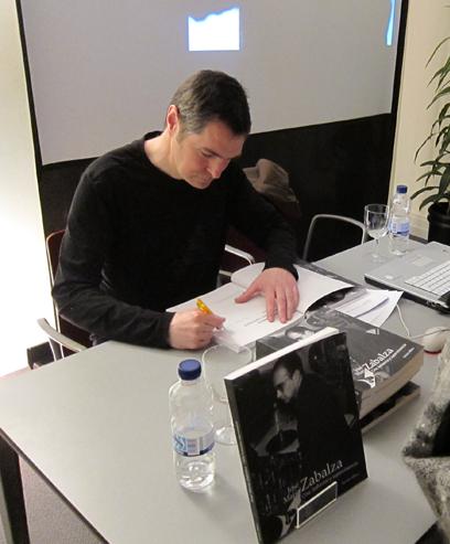 Gurutz Albisu firmando un ejemplar de "José María Zabalza. Cine, bohemia y supervivencia"